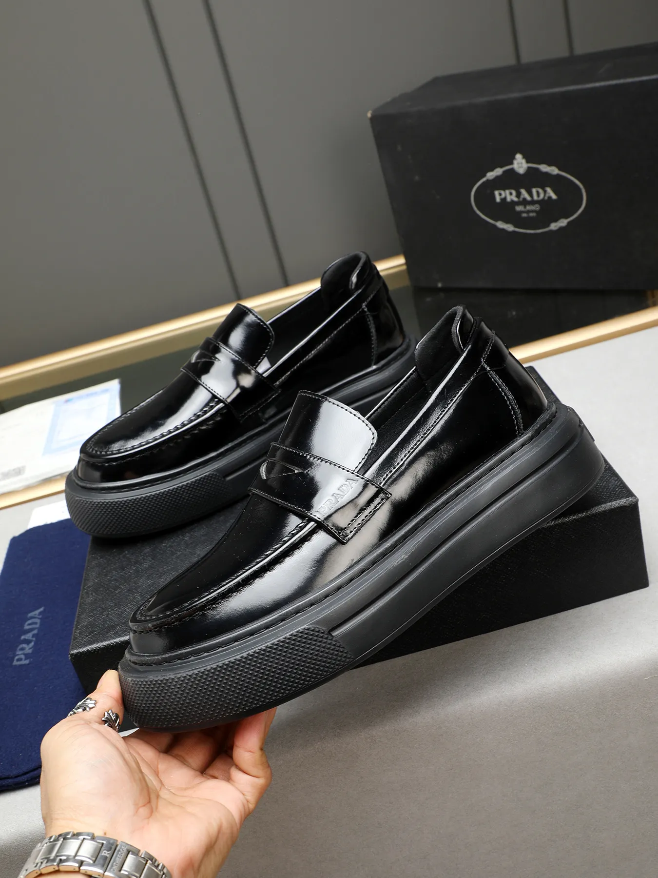 Men's Men's Shoes 💰500 Prada/Prada Men's new casual shoes, this upper is made of imported calfskin + sheep lining! The outsole is made of non-slip foam outsole, which feels good on your feet and is a fashionable and stylish item!  Size: 38-44 (45 customized)